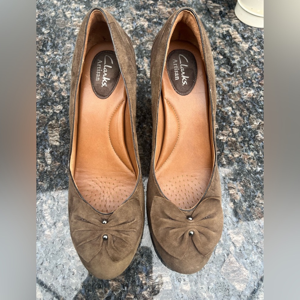 CLARKS Artisan Society Brown Suede Leather Bow Toe Dressy High Heel Pumps  7.5
